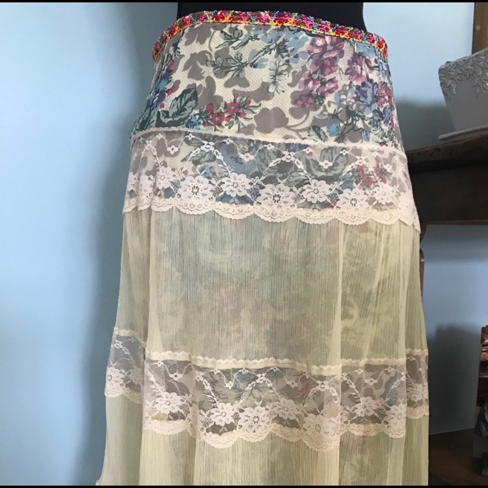 Beautiful tapered flower& lace Free People skirt